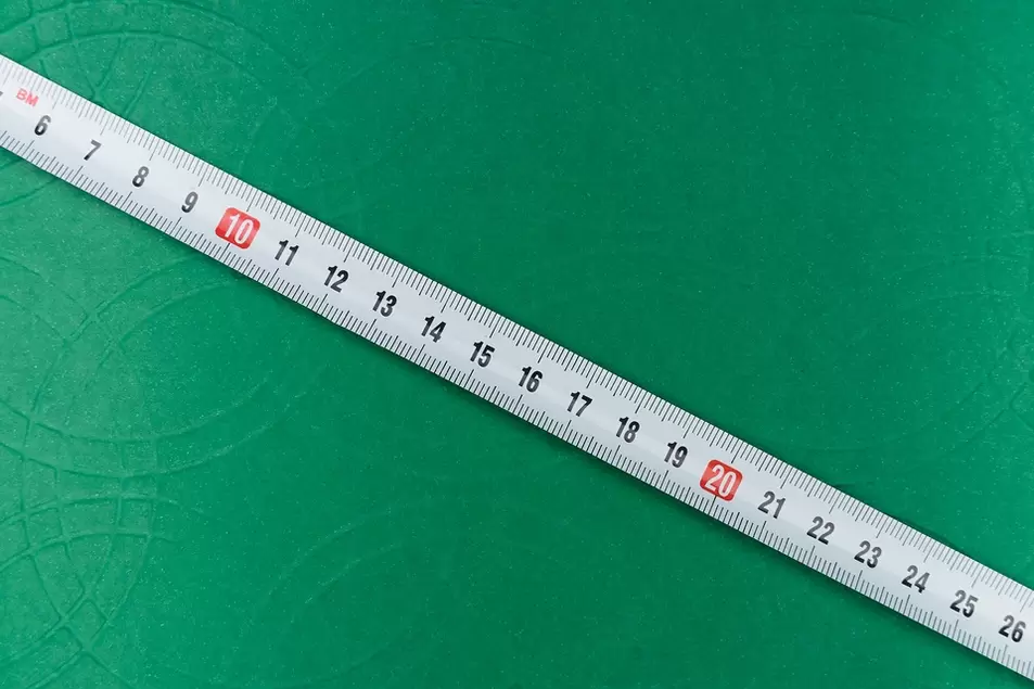 ұлғайту алдында пенисаны өлшеуге арналған сантиметр
